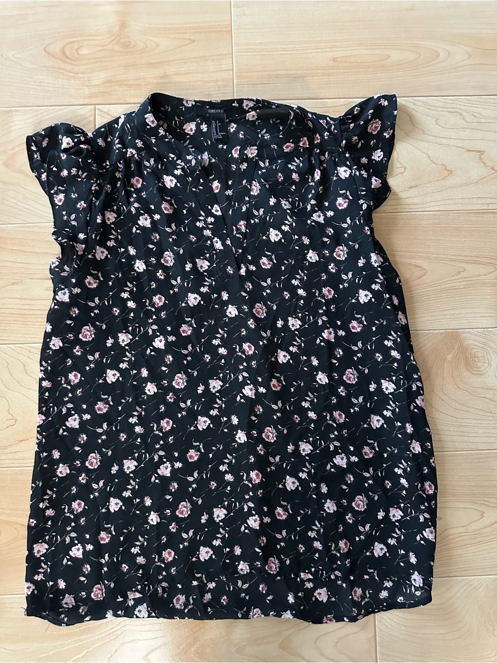 🦋 3/$9 Forever 21 Black Floral V-Neck Blouse with Pink Roses size small